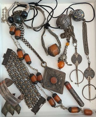 une boîte blanche remplie d'un assortiment de colliers et de bracelets
