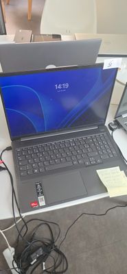 deux ordinateurs portables posés sur une table