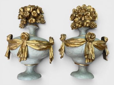deux vases ornés de fleurs, posés sur une surface blanche