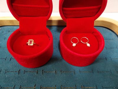 une paire de boîtes à bijoux en velours rouge ornées d'alliances en or
