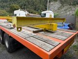 une remorque à plateau, avec un plateau à l'arrière