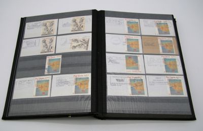 un livre ouvert sur lequel sont apposés de nombreux cachets