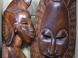 deux masques en bois dans une boîte, elle-même placée dans une autre boîte