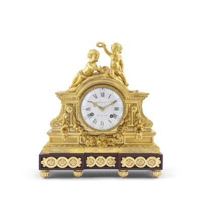 une horloge en or posée sur une table
