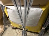 beaucoup de bâtonnets emballés dans du plastique