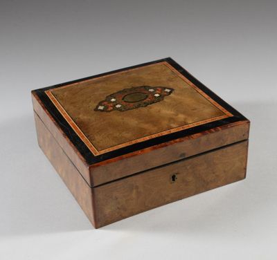 une petite boîte en bois ornée d'un motif décoratif à l'intérieur