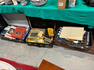 une table recouverte d'une nappe verte et sur laquelle se trouvent plusieurs livres