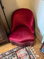 FAUTEUIL crapaud entièrement garni de velours rouge et passe…