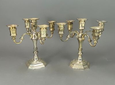 Paire de candélabres en métal argenté à cinq bras de lumière…