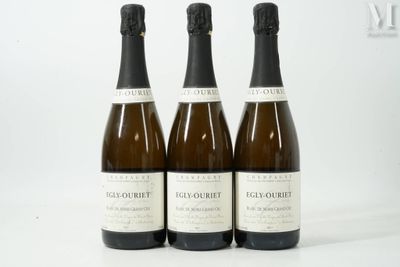 trois bouteilles de vin posées l'une à côté de l'autre sur une table