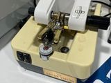 une machine à coudre posée sur un comptoir blanc