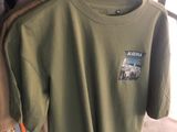 un t-shirt vert avec un motif, suspendu à un portant