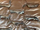 six couteaux posés sur une surface marron