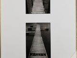 deux photographies en noir et blanc représentant un pont en bois enjambant un plan d'eau