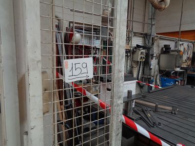 une pancarte apposée sur la porte d'un immeuble indiquant qu'il est fermé