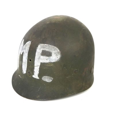 un vieux casque sur lequel est peint le mot « up »
