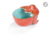 un bol rouge et bleu orné d'un chat