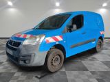 la camionnette bleue est garée sur un sol en damier dans le garage