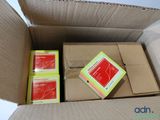 deux cartons remplis de livres, posés sur une table