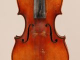 un vieux violon avec un archet accroché à son dos