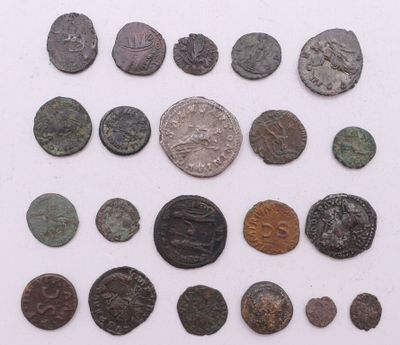 un assortiment de pièces de monnaie romaines antiques exposées sur un support blanc
