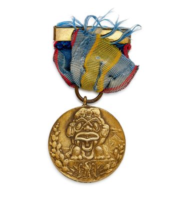 une image représentant une médaille d'or ornée d'un ruban bleu et d'un singe