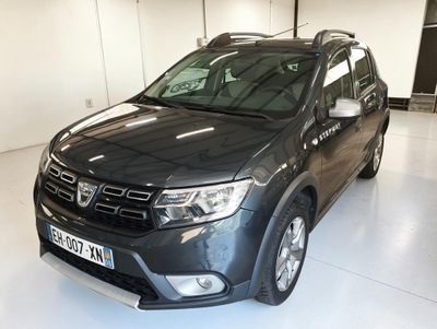 l'avant d'une Dacia grise garée dans un garage