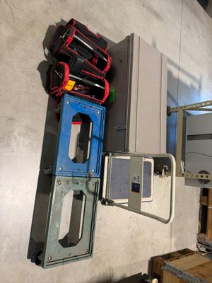 de nombreux types d'équipements électriques fixés au mur