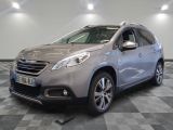 la voiture grise est garée dans le garage sur le sol en damier