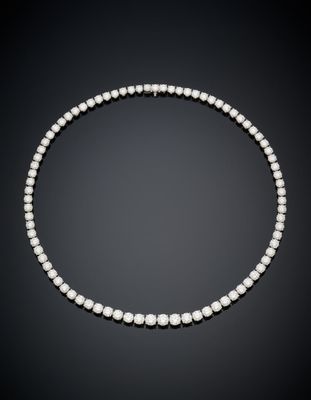 un collier de perles et de diamants sur fond noir