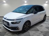 une citrole blanche garee sur un plancher en damier dans un garage