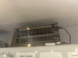 une photo d'une pièce avec un ventilateur de plafond et quelques notes accrochées au mur