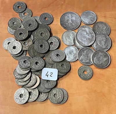 beaucoup de pièces de monnaie posées sur la table, sur lesquelles figure un chiffre