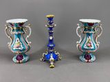 Deux vases bleus sont posés l'un à côté de l'autre sur une table