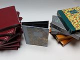 plusieurs livres empilés sur une table