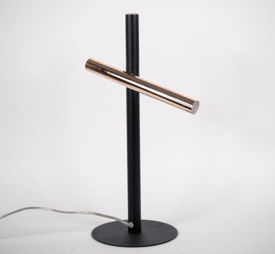 une lampe de table noire surmontée d'un pied en métal