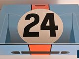 une boîte portant le numéro 24, posée sur une table
