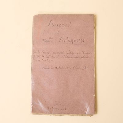 une feuille de papier avec une écriture dessus, posée sur une table