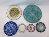 plusieurs assiettes posées sur une table