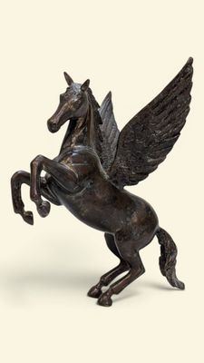 statue d'un cheval avec des ailes sur le dos, sur fond blanc