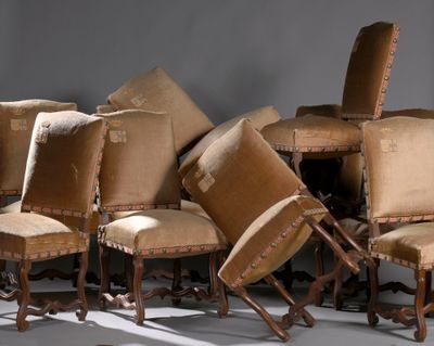 un grand nombre de chaises posées sur le sol