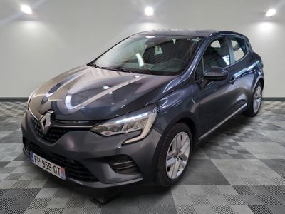 la voiture grise est garée sur un sol en damier dans le garage