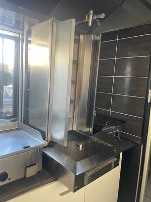 une image d'une cuisine avec un évier et une cuisinière