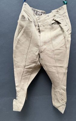un vieux pantalon suspendu à une corde à linge fixée au mur