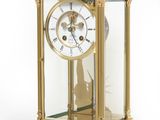 une horloge en or posée sur une table