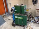 une machine verte qui se trouve dans un garage
