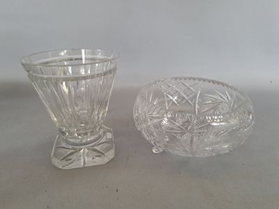 un saladier en verre et un saladier en verre posés sur une table