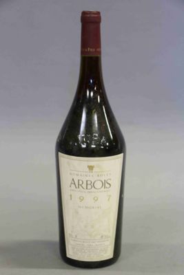 une bouteille de vin posée sur une table