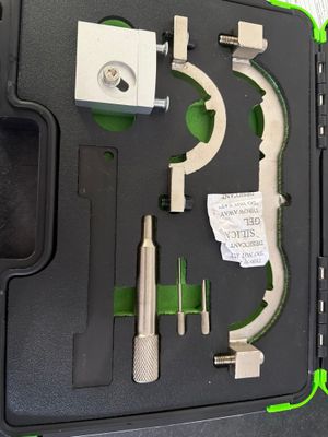une mallette noire contenant des outils, posée sur une table