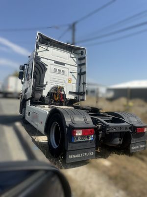 un camion garé sur le côté de la route